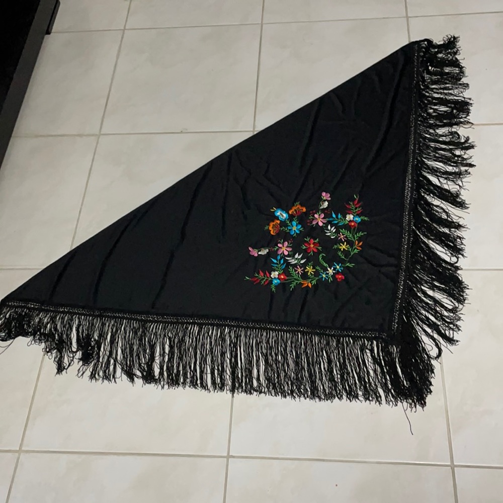 Black with flowers Spain hips wraps